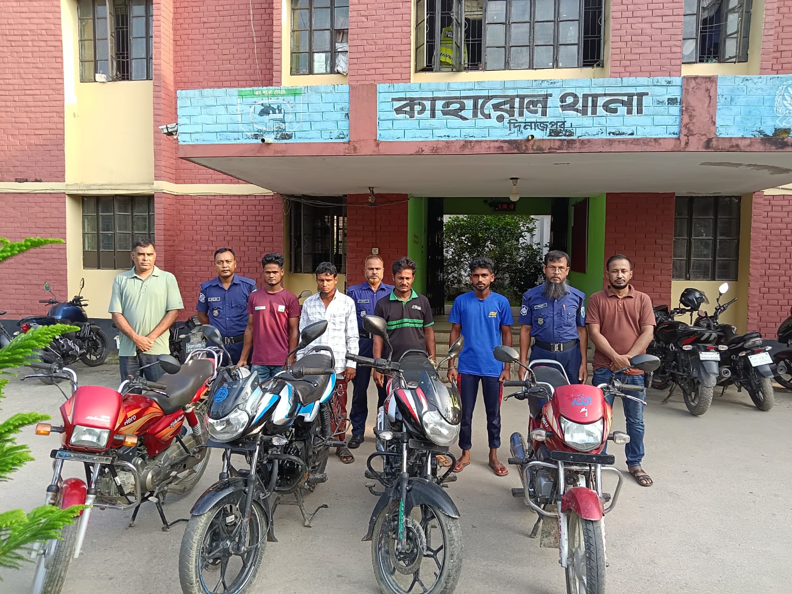 কাহারোল থানা পুলিশের অভিযানে ৪টি চোরাই মোটরসাইকেলসহ ৪ জন গ্রেফতার